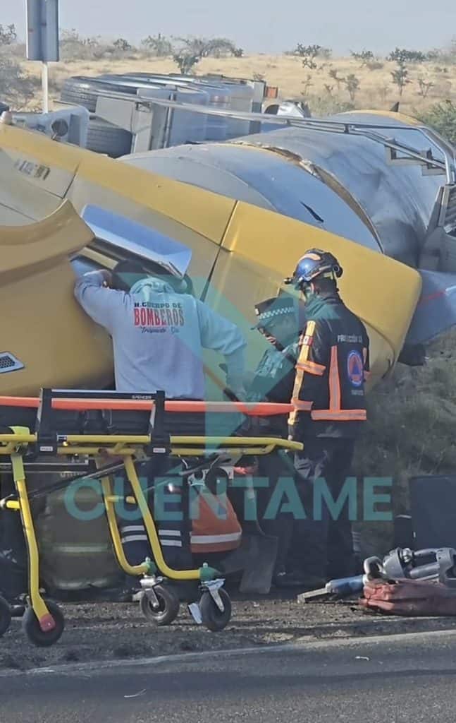 Accidente aéreo con bomberos y paramédicos en la escena en carretera, emergencia y rescate en marcha.