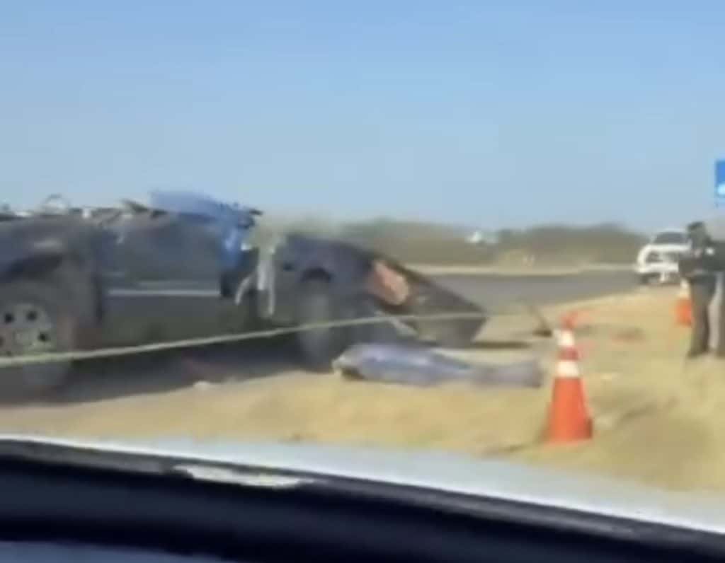 Automóvil accidentado en carretera, accidente vial, Policía de tránsito en sitio.