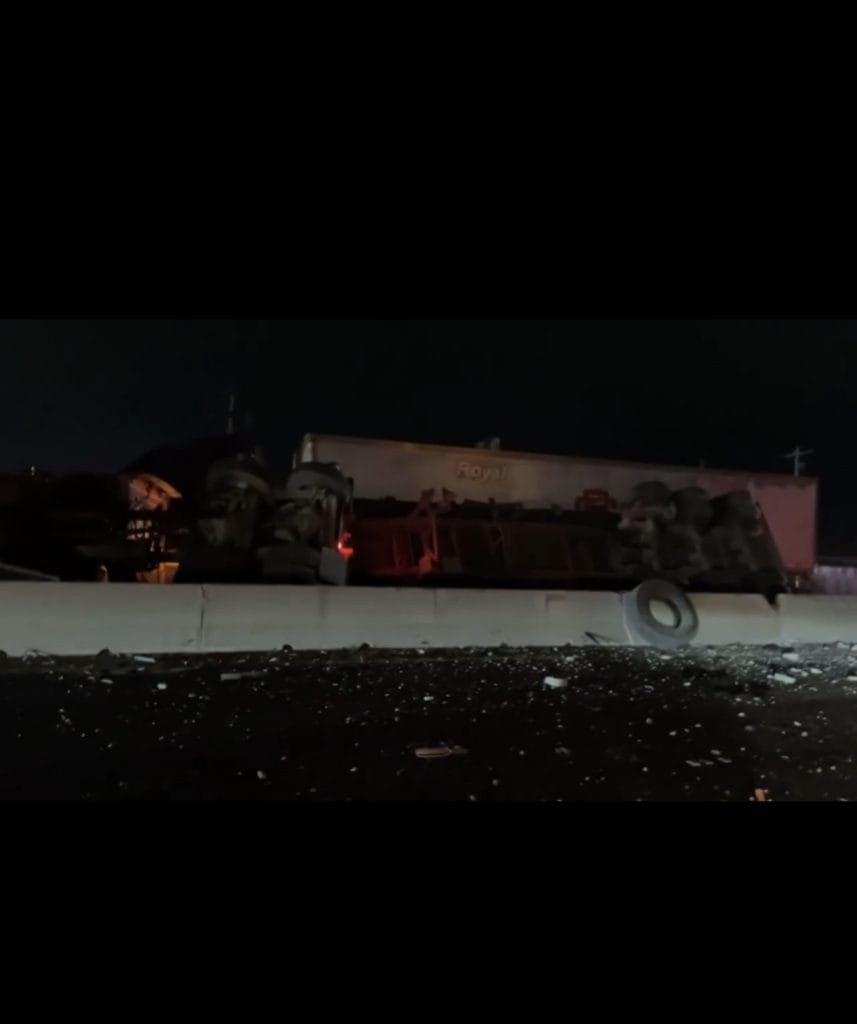 Tráiler vuelca y provoca caos vial en la carretera Celaya–Apaseo el Grande