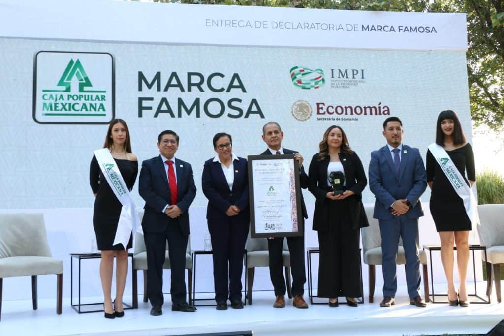 Mejores prácticas en marcas mexicanas; entrega de reconocimiento en evento oficial.