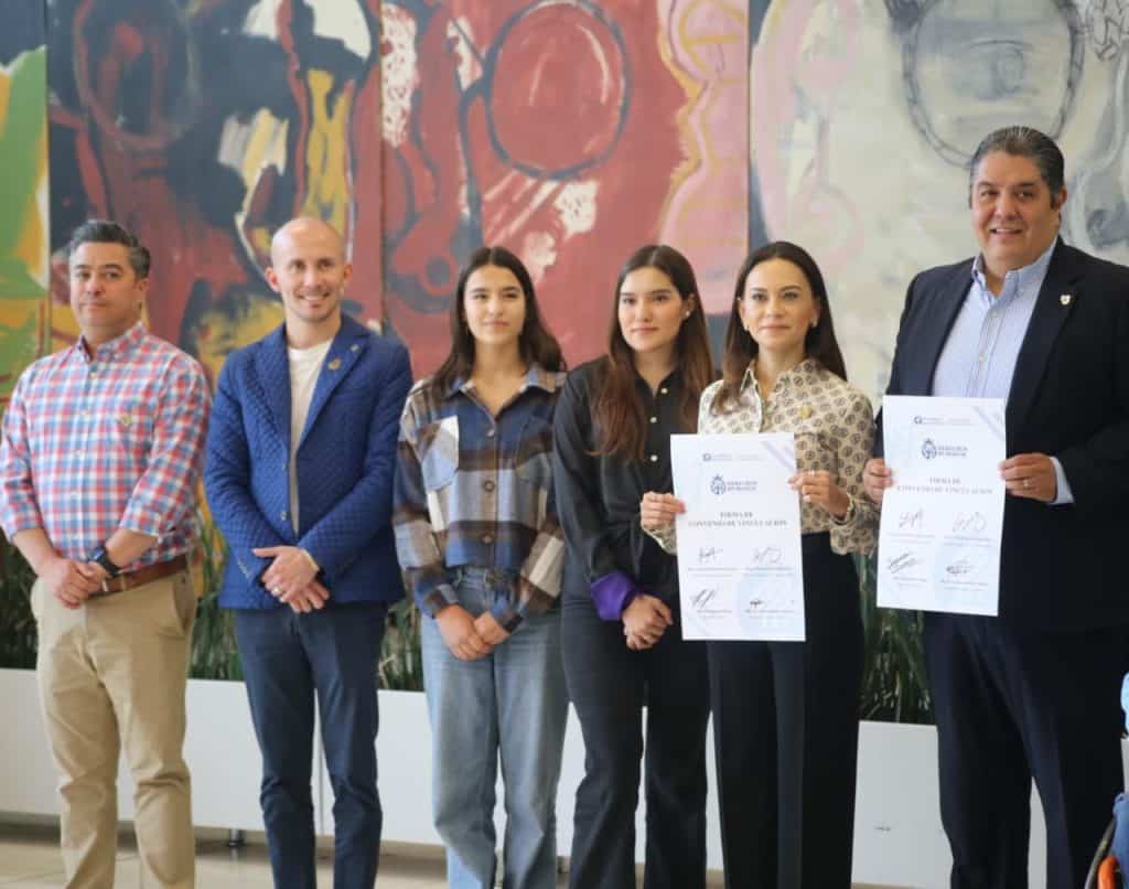 1. Personas recibiendo reconocimientos y certificados en evento formal.