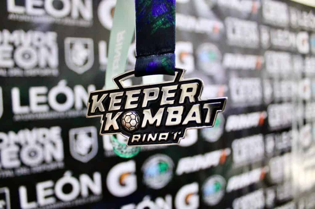 Medalla de evento de eSports "Keeper Kombat Rincon" con logo de fútbol y letra en negrita.