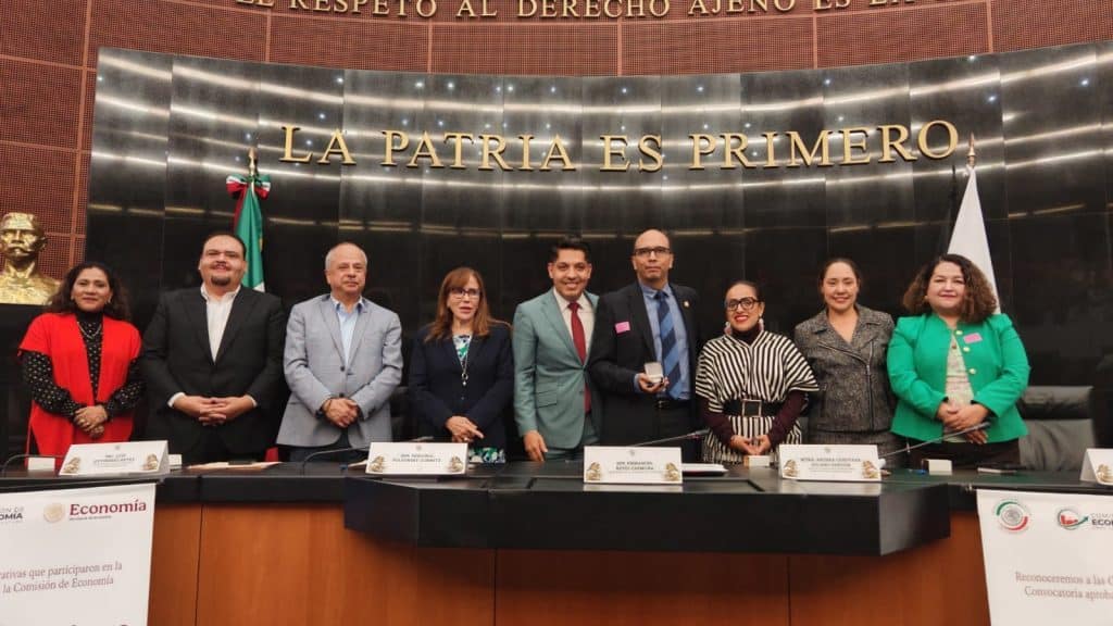 Profesionales en política y derechos humanos en evento oficial en México.