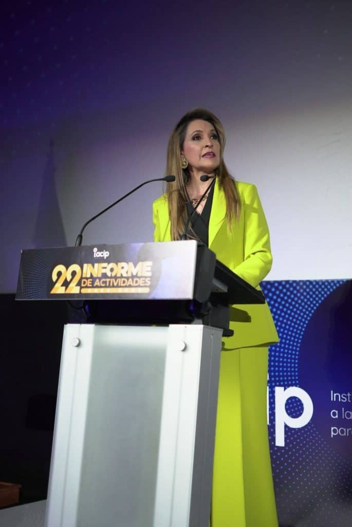 Empresaria dando una conferencia en evento de actividades, mostrando liderazgo y crecimiento profesional.