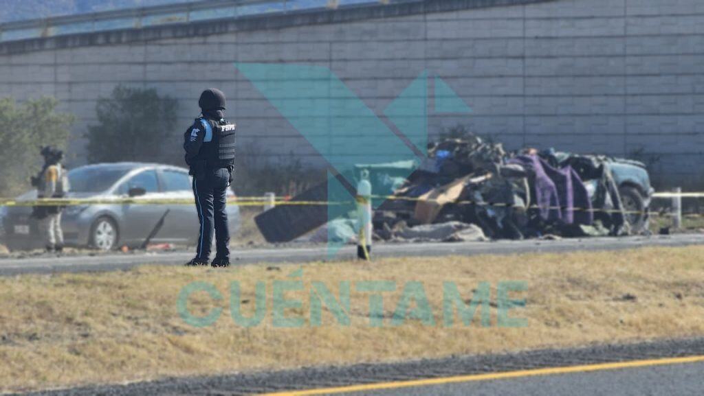 Policía en escena de accidente automovilístico grave en la autopista.