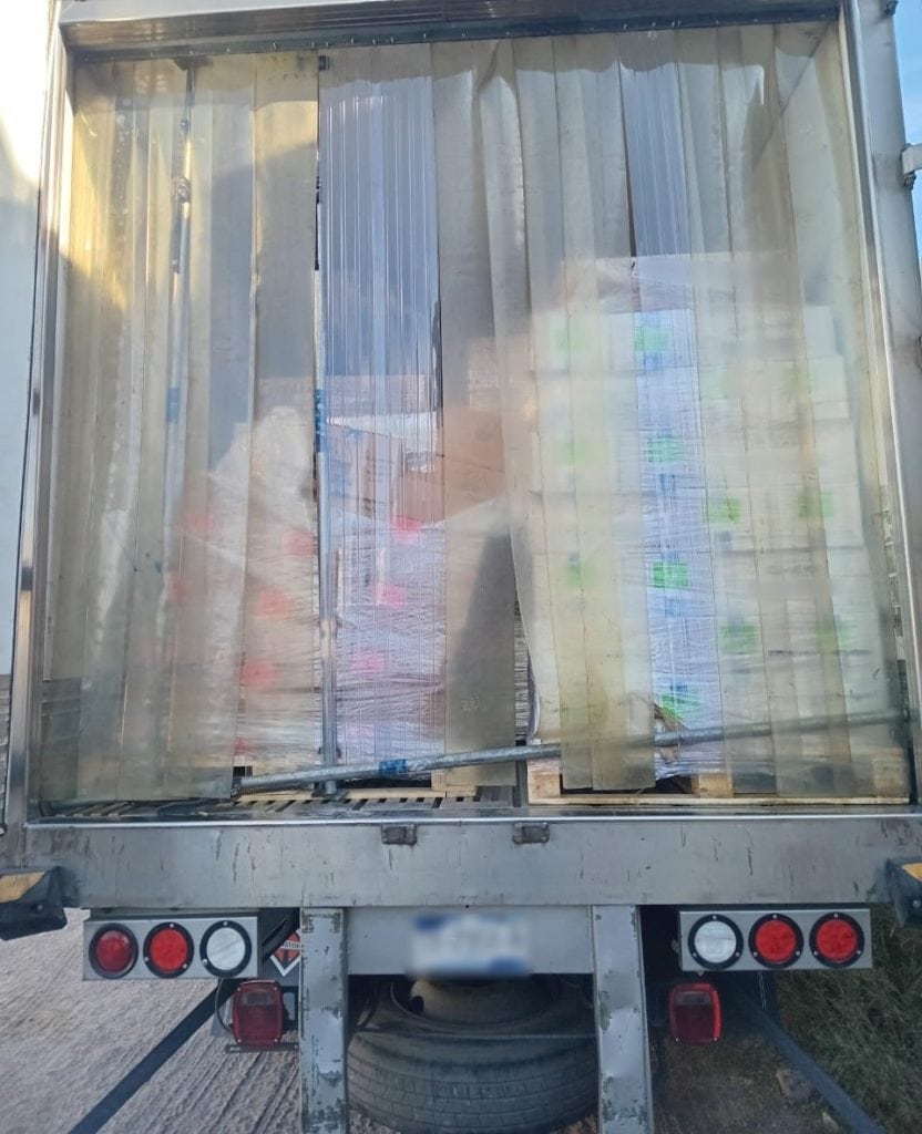 Recuperan camión robado con carga de lácteos valuada en 700 mil pesos en Celaya Puerta de camión con cortinas de plástico para transporte de productos.