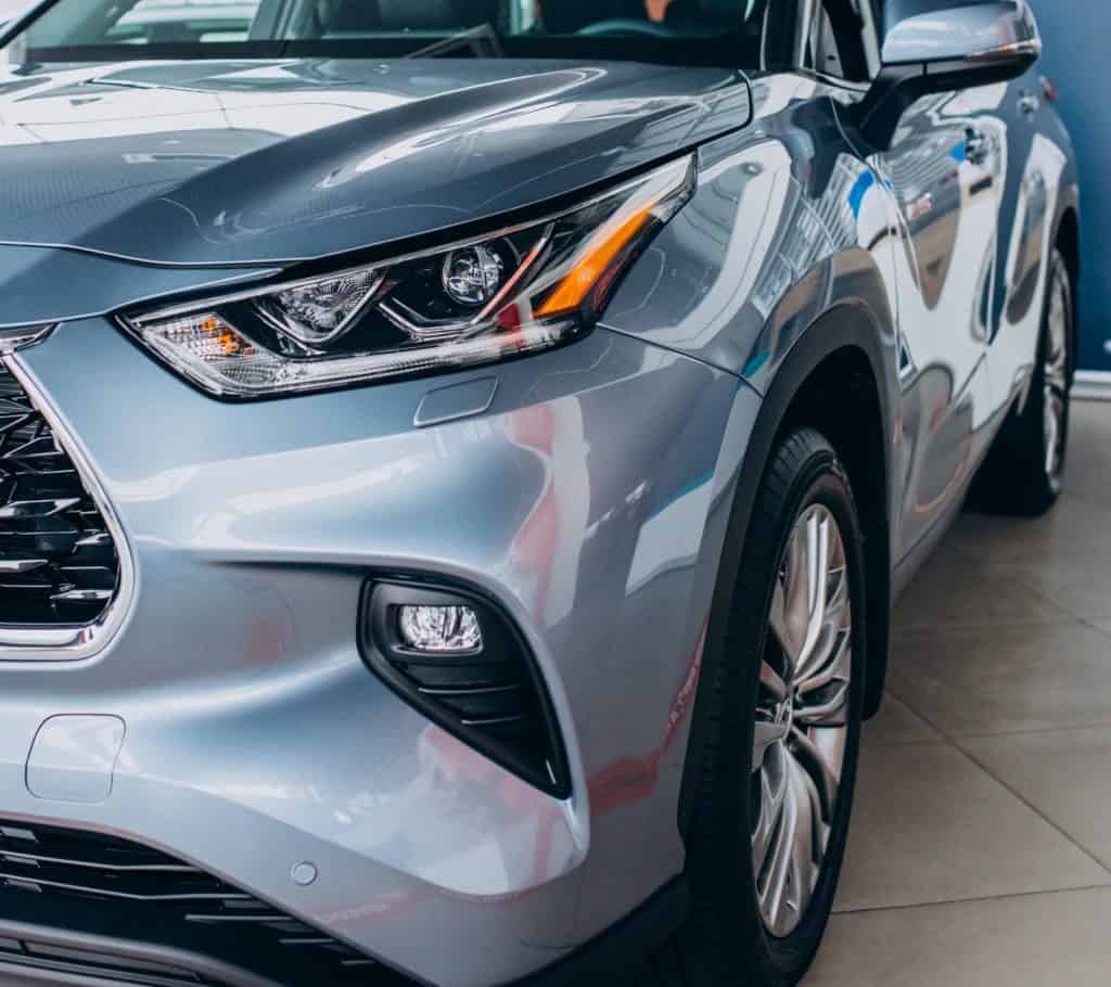 Automóvil moderno en showroom con diseño aerodinámico, enfoque en autos Mazda.