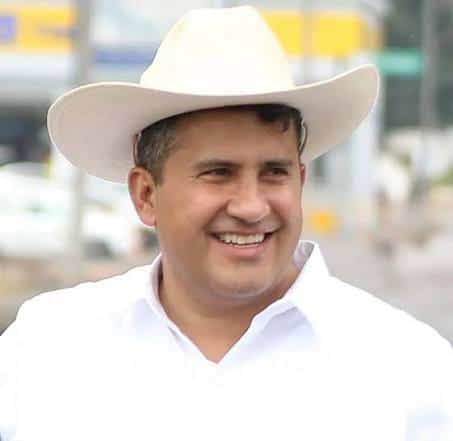 Detienen a presunto autor intelectual del asesinato de Carlos Manzo; operaba célula delictiva mediante app cifrada Hombre sonriendo con sombrero mexicano, cultura y tradición en México.