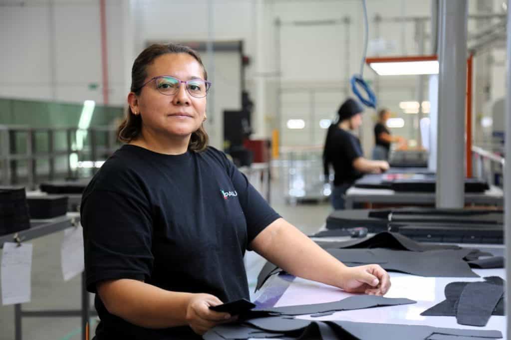 Mujer trabajando en fábrica de calzado, producción y manufactura de zapatos, industria del calzado, proceso artesanal.