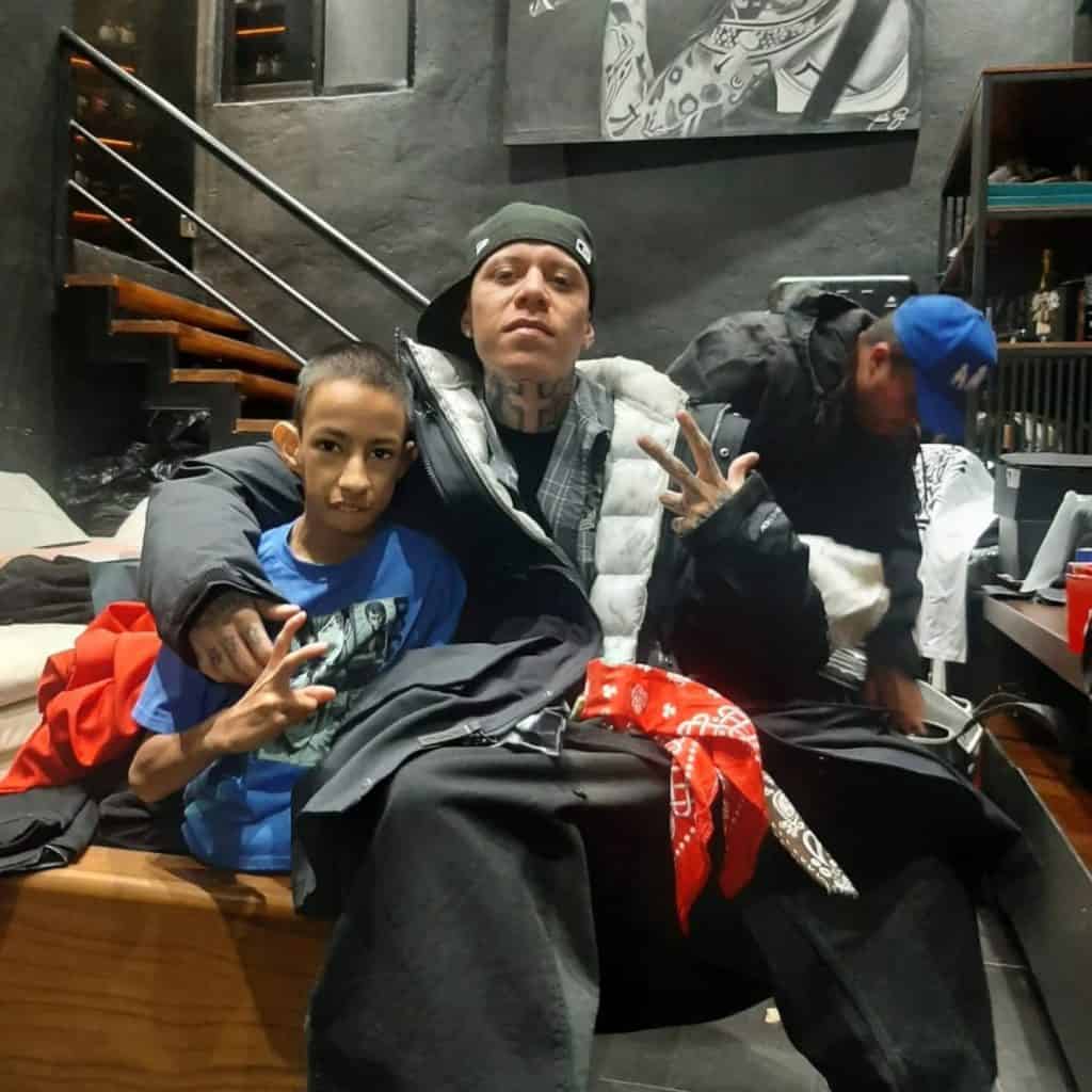 1. Jóvenes en ambiente urbano con estilo streetwear y actitud relajada.