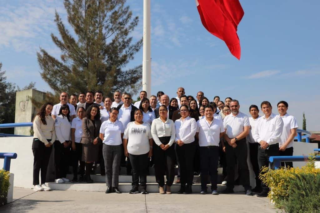 1. Grupo de personas en evento corporativo, unión y trabajo en equipo en día soleado.