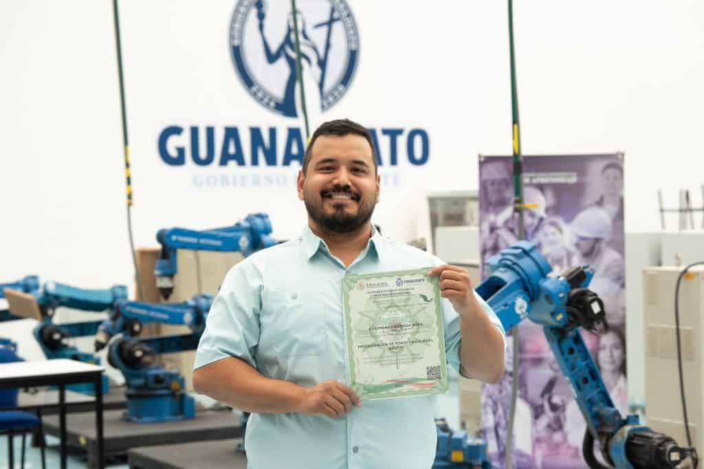 Ingeniero con certificado de programación de robot FANUC en Guanajuato, en evento tecnológico y educativo.