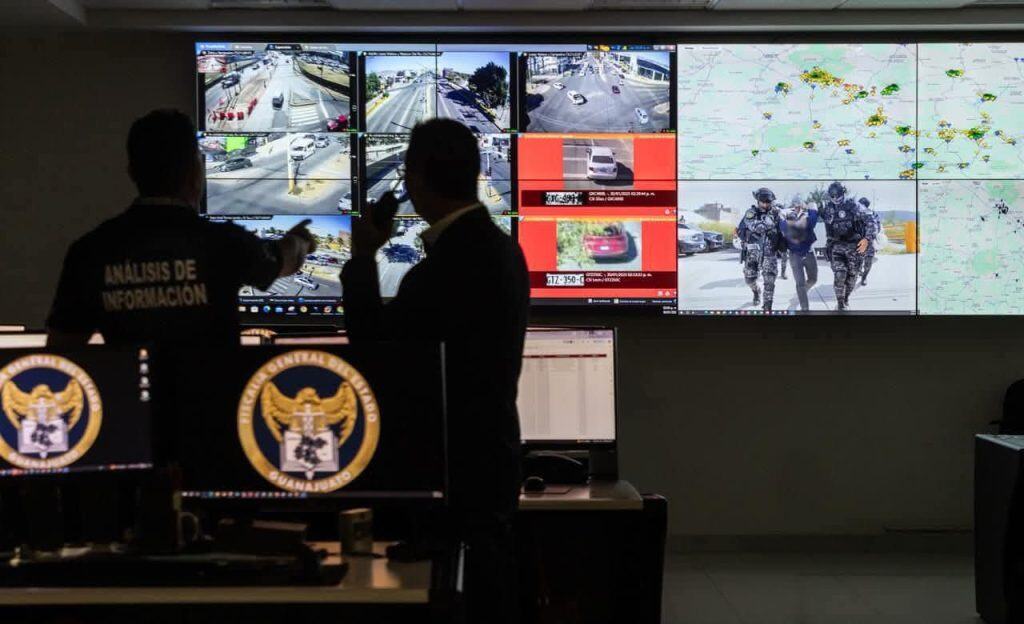 Monitores de seguridad y análisis de información en centro de control policial.