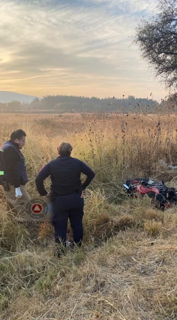 Persona en campo de emergencia, rescate civil en acción, atención a incidentes en áreas naturales.