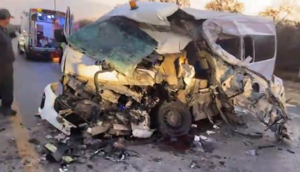 Minivan con trabajadores se estrella contra tráiler en camino a la planta Honeywell; hay nueve lesionados, dos en estado crítico Accidente de tránsito grave con vehículo destrozado, camino y paramédicos en el lugar.