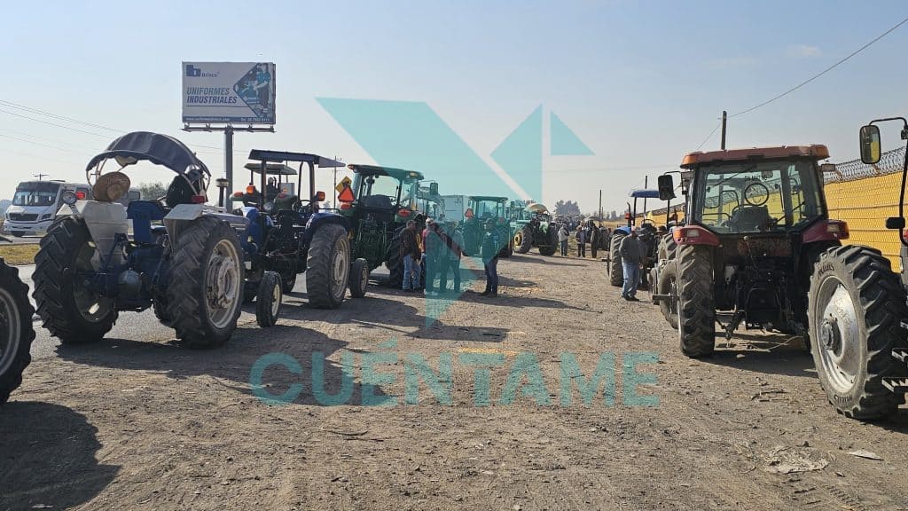 Tractores y agricultores en exhibición en evento agrícola en México.