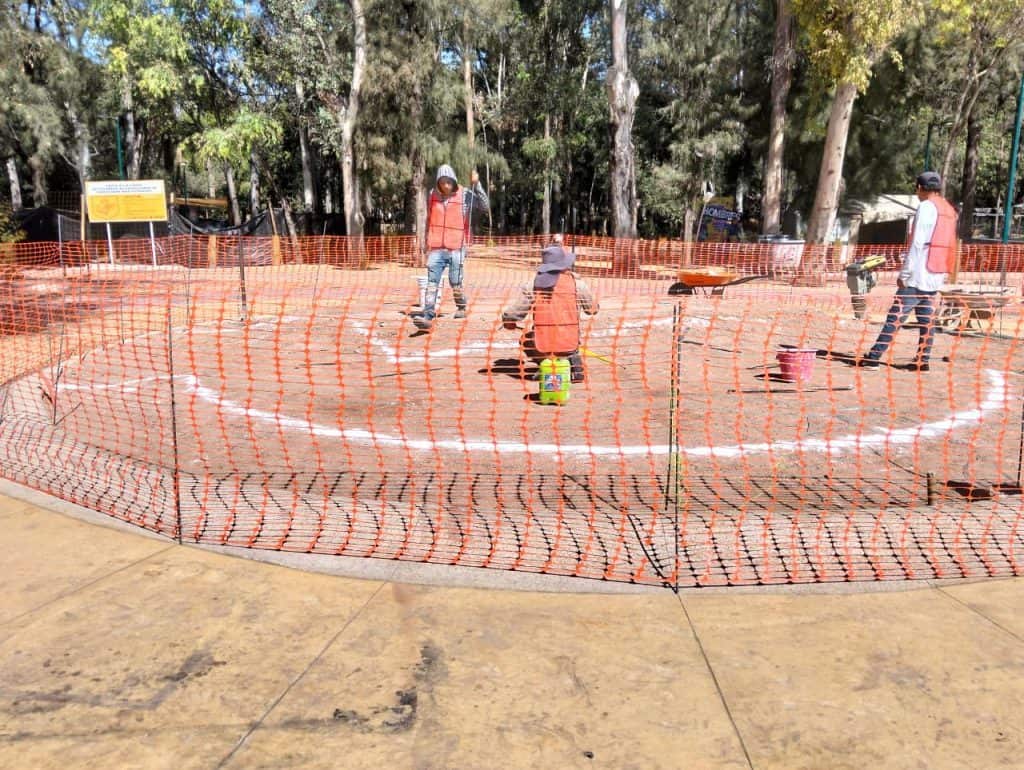 Juegos infantiles en construcción, área de diversión segura y temporal.