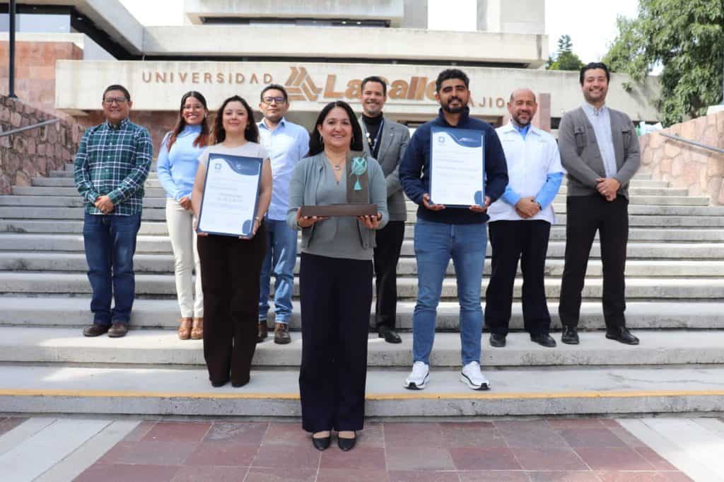 La Salle Bajío recibe el galardón El Mundo de Armando Olivares por su Plan de Responsabilidad Social Universitaria Reconocimiento académico en la Universidad La Salle; grupo de estudiantes y docentes en ceremonia de premiación.