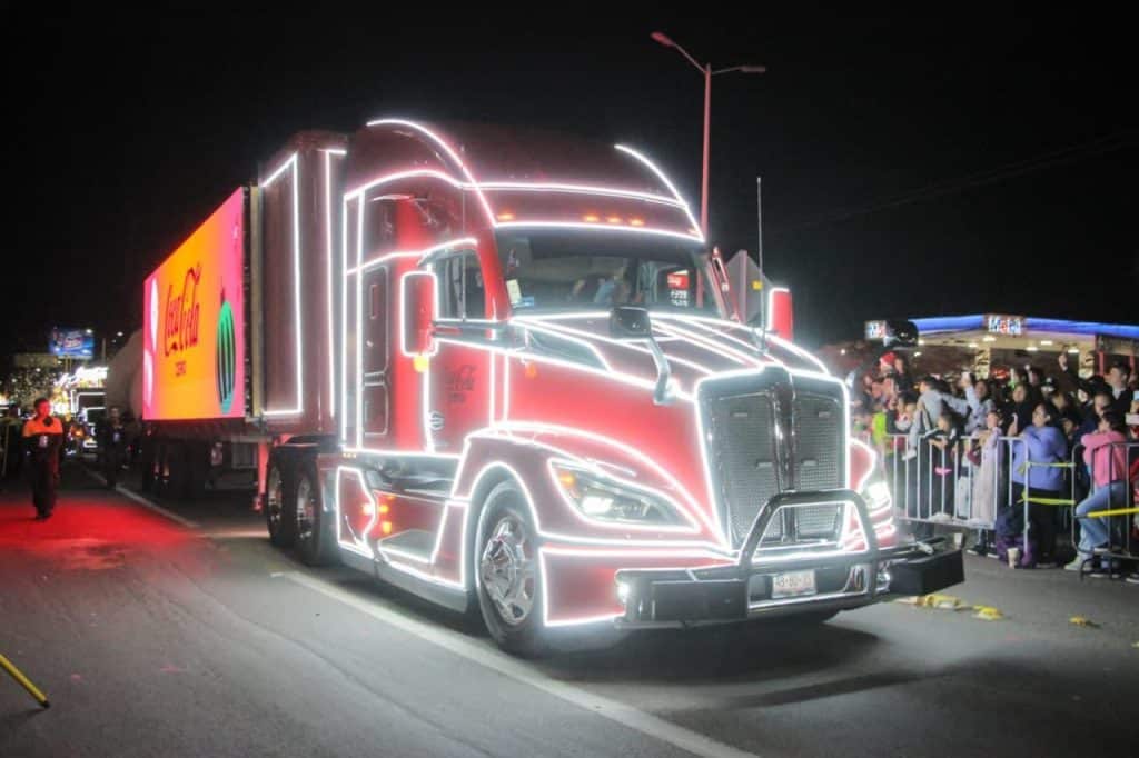 Camión decorado con luces neón para celebración o evento nocturno en México.