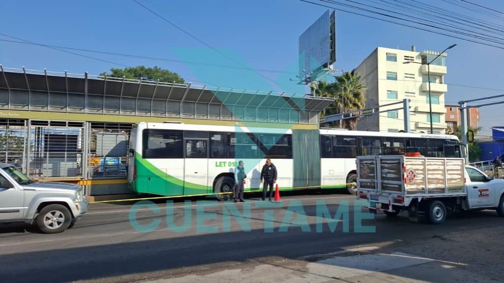 Muere mujer de la tercera edad prensada al descender de una ‘Oruga’ en León Asientos del autobús y autoridad en una parada de transporte público en ciudad.