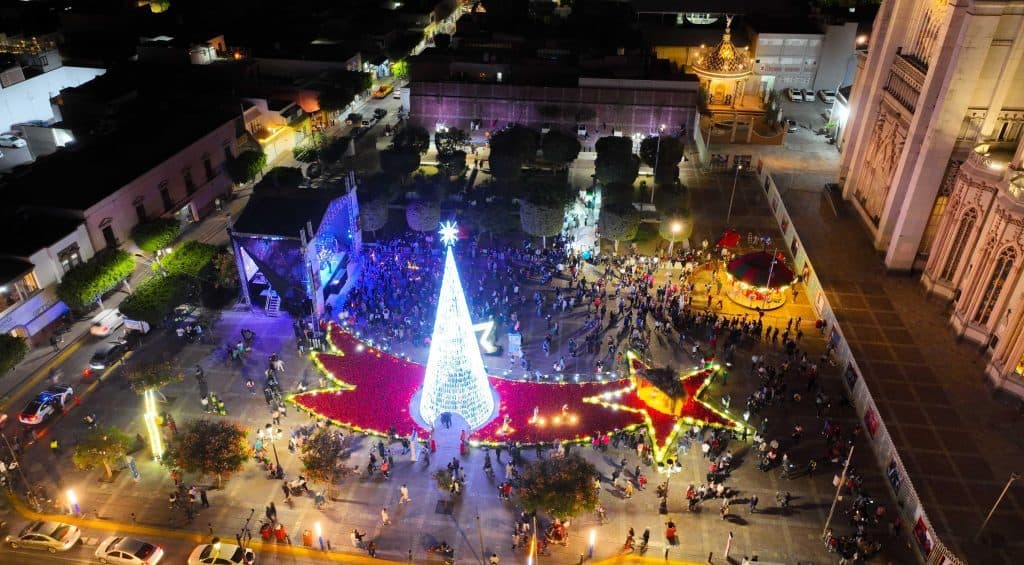 Luces navideñas en Paseo de la Reforma, Ciudad de México, durante fiesta de Navidad.
