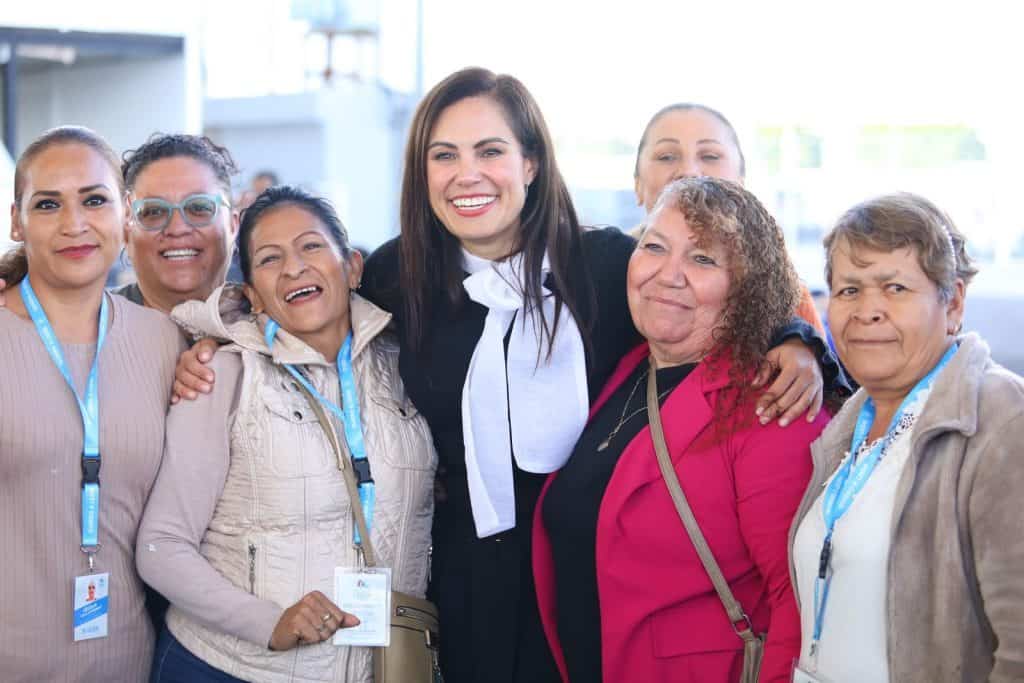 Reconocen labor de los 577 Comités de Colonos en la atención de necesidades ciudadanas en León Diversas mujeres sonrientes en evento de comunidad y liderazgo femenino en un espacio moderno.