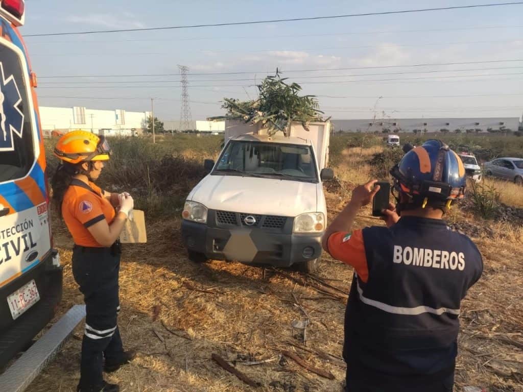 - Persona de bomberos en escena de auxilio y rescate en accidente de vehículo en carretera rural.