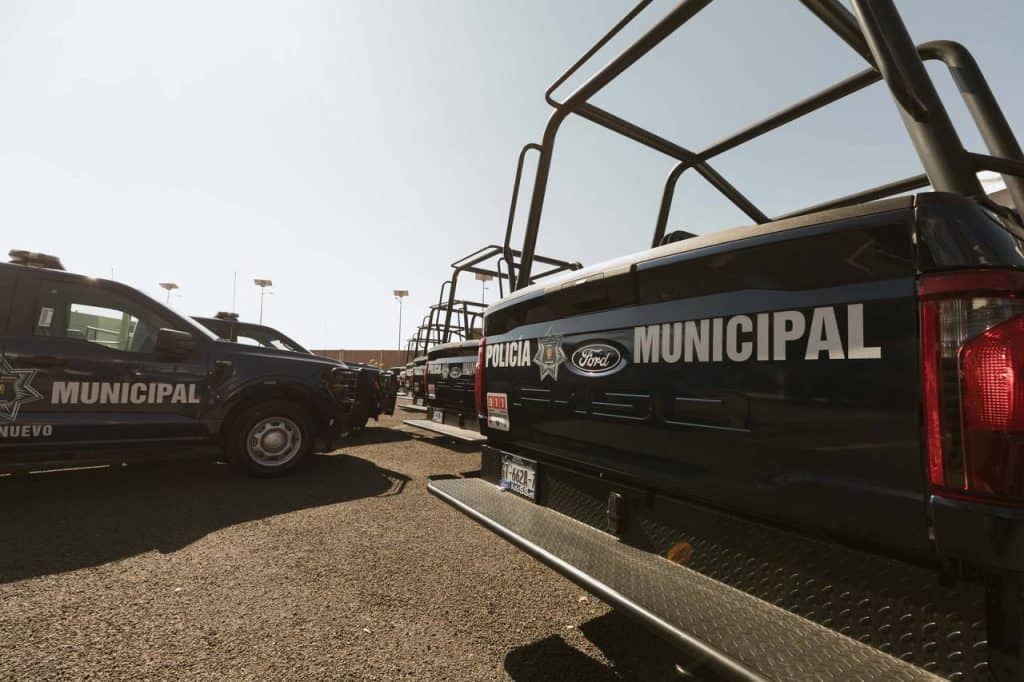 Policías municipales Parque vehicular en estacionamiento, patrullas y unidades de seguridad pública.