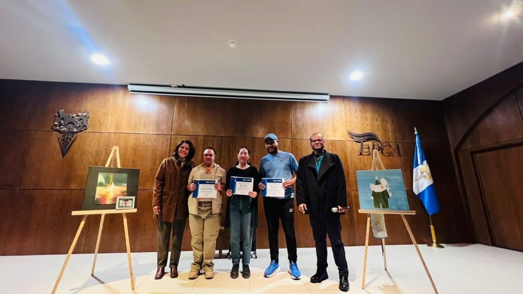 1. Personas recibiendo premios en evento cultural en Guatemala, arte y reconocimiento.