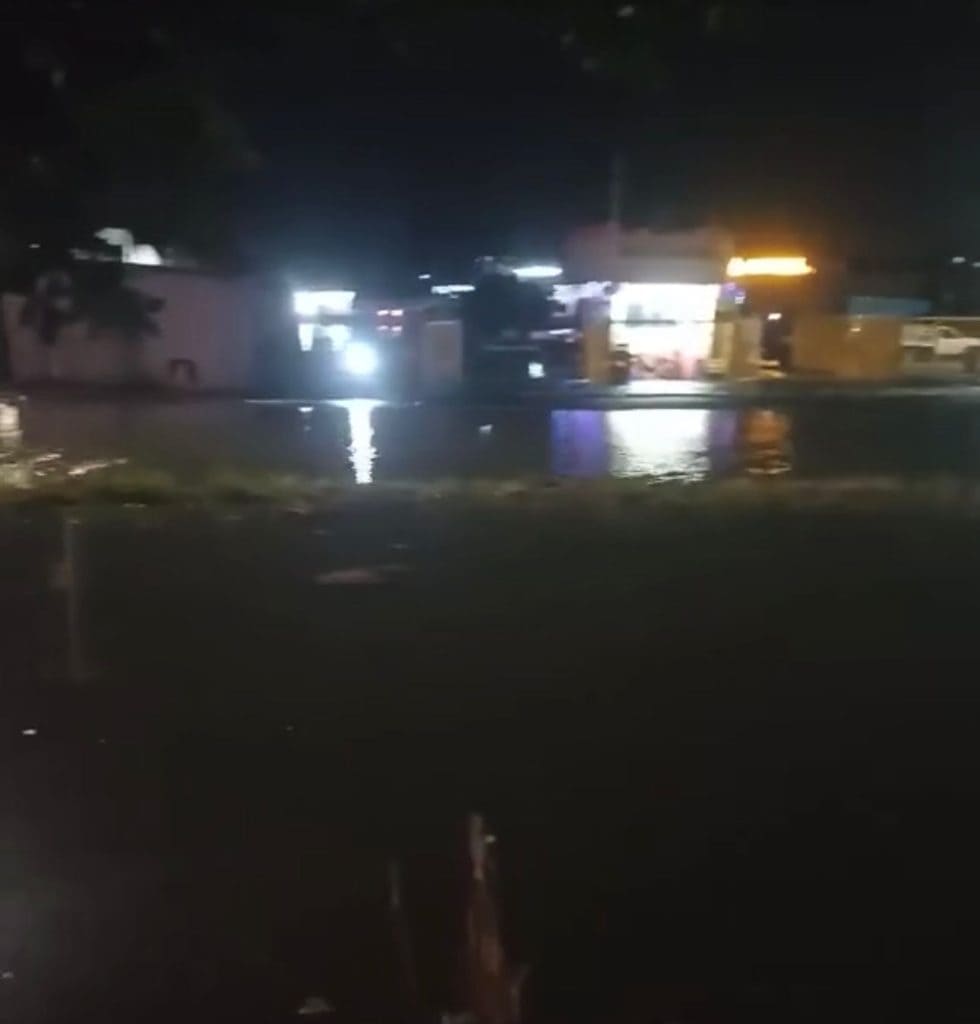Automóviles y camiones en vía inundada en noche lluviosa, Cuentame, historia de tráfico y emergencias viales en México.