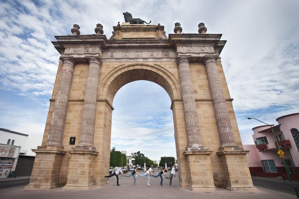 1. Arco de Triunfo de Guadalajara, monumento histórico, arquitectura colonial mexicana.