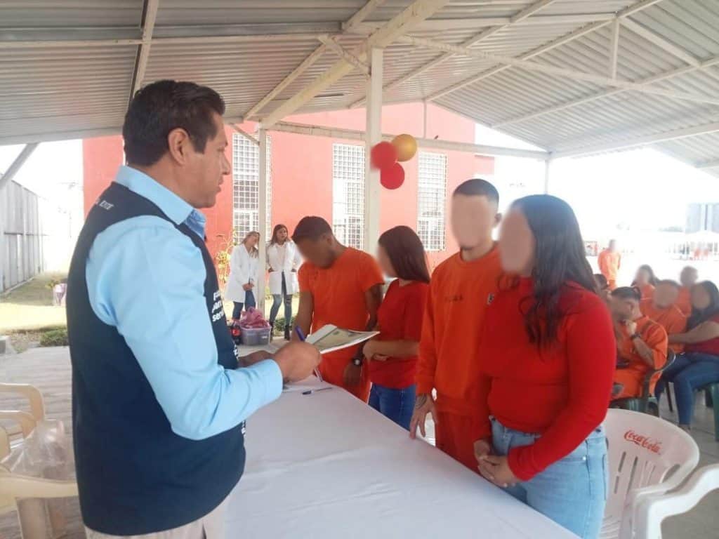 1. Personas recibiendo certificado en evento en Cuentamelo.