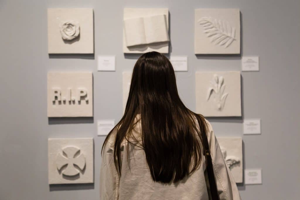 1. Obra de arte en relieve con formas geométricas y naturales en tonos blancos y neutros.