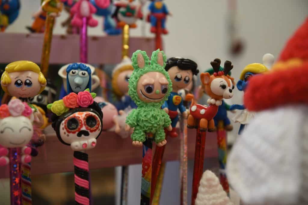 Coloresidos caballitos de paja de dulce en forma de personajes de fantasía para decorar en Navidad y fiestas infantiles.