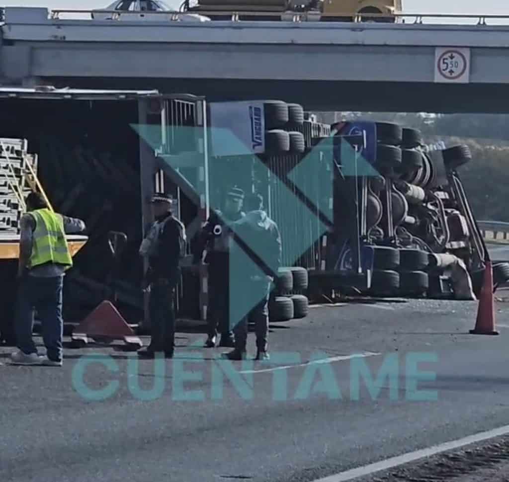 Accidente de camión volcado en la autopista, emergencia vial y equipo de rescate atendiendo la situación.