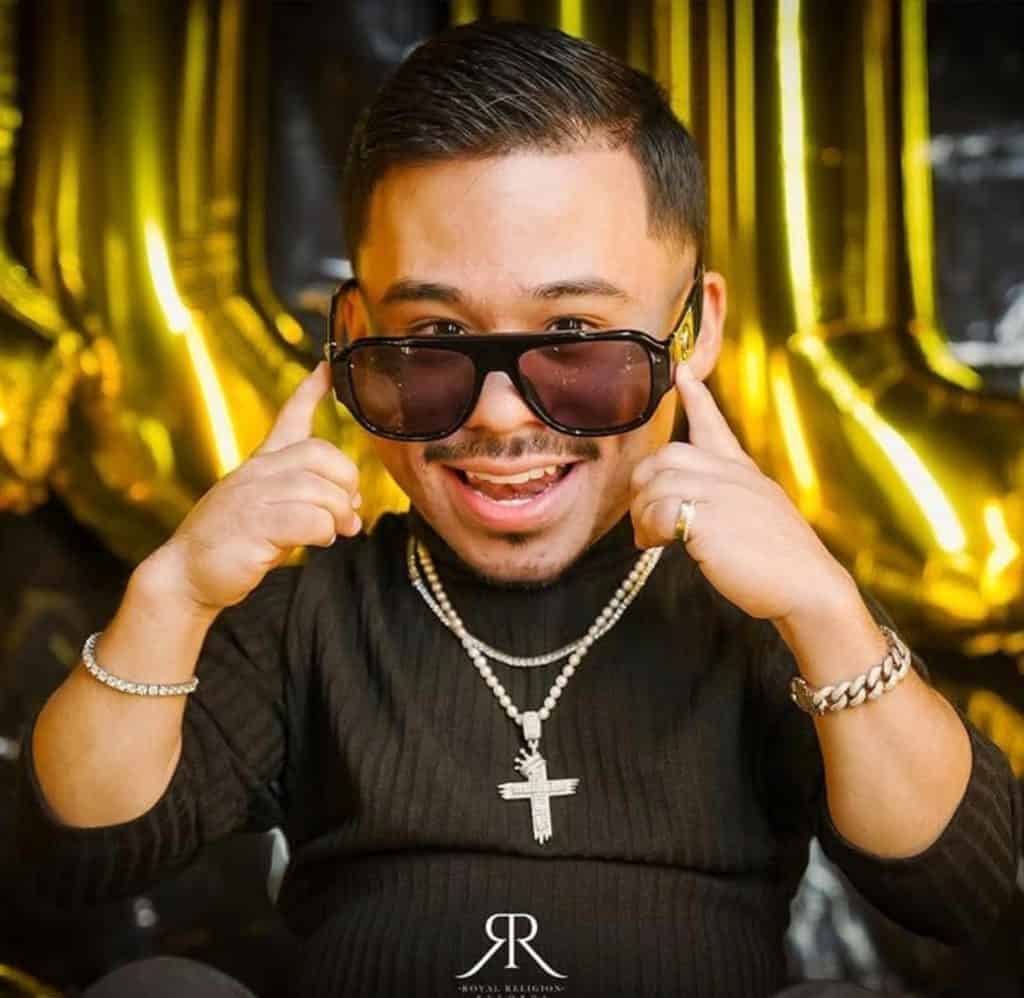 ‘El Abelito’ encenderá el Gran Opening del Bunny Reggaeton Club en la Feria de León 2026 1. Hombre joven con gafas de sol y joyas, celebración y estilo de vida lujoso.