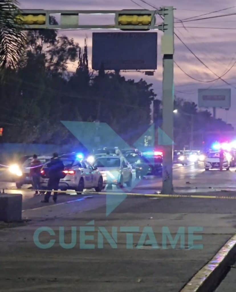 Accidente de tránsito con coches y policía en la calle durante la noche. Seguridad y emergencia en acción.