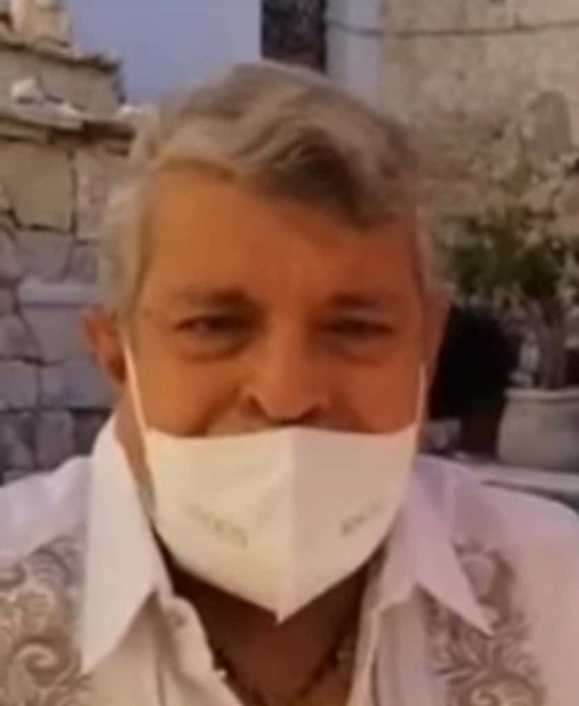 Sergio Andrade reaparece tras casi dos décadas y anuncia su regreso a la música Disfrutando de una máscara facial en un ambiente al aire libre.