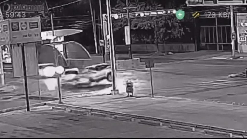 Cámara de seguridad en cruce vehicular en Cuéntame, imagen en blanco y negro de tránsito y calles.