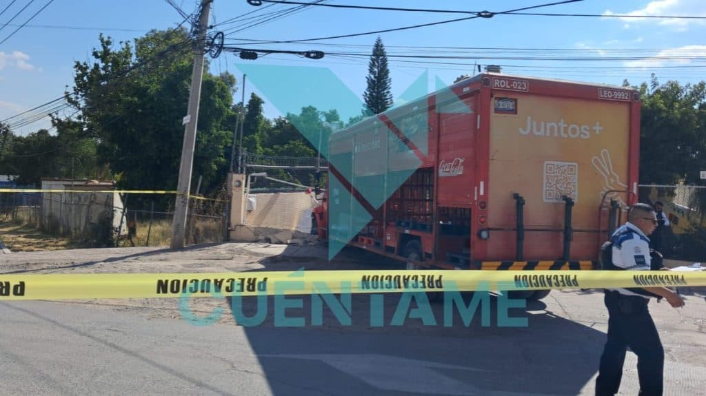 Vehículo de emergencia y policía en escena, accidente vial en la ciudad.