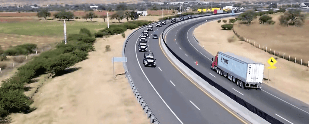 Refuerzan seguridad en carreteras de Guanajuato con 162 patrullas arrendadas Camiones y autos en carretera moderna en paisaje rural, tránsito de vehículos, imagen de transporte y logística.