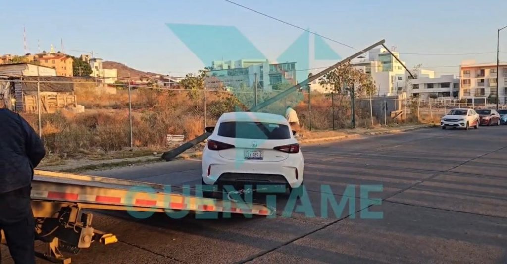 Luminaria cae sobre Av. Insurgentes tras choque; no hay lesionados