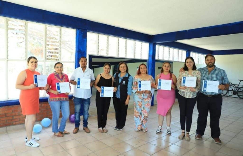 Docentes recibiendo certificados en taller educativo en un ambiente de aprendizaje.