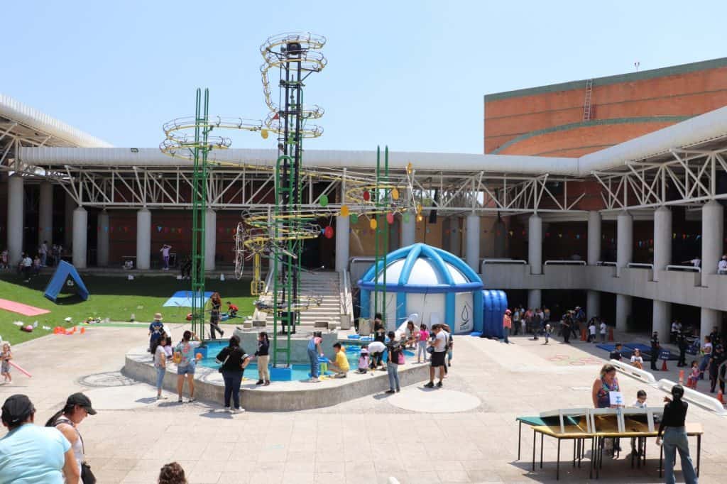 Colorido parque infantil y juegos acuáticos en el centro cultural Cuéntame en Ciudad de México.