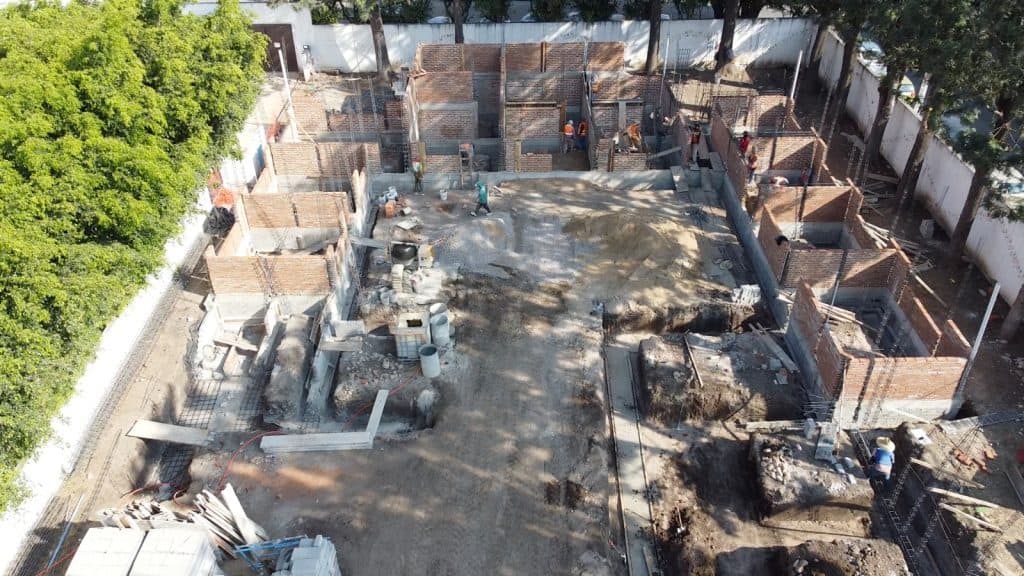 Construcción en progreso, inicio de estructura en obra de construcción en México.