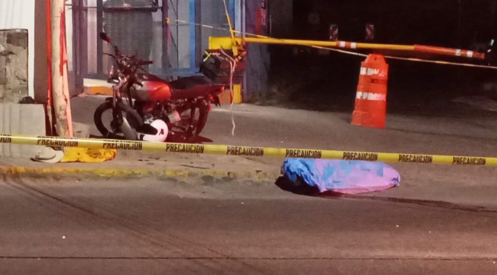 Motociclista pierde la vida tras impactar contra poste y arrollar a tres personas en Juan Alonso de Torres