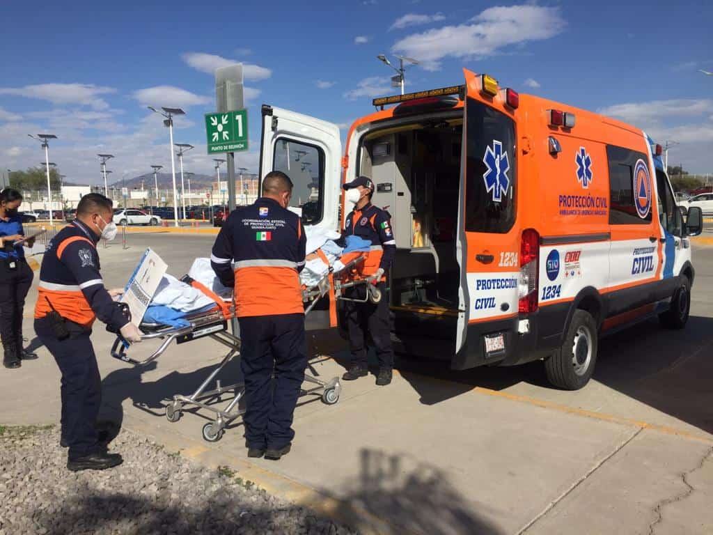 Refuerzan vigilancia en carreteras por San Cristóbal; SSG cierra el año con más de 39 mil traslados de urgencias Ambulancia de protección civil atendiendo emergencia en estacionamiento en México.
