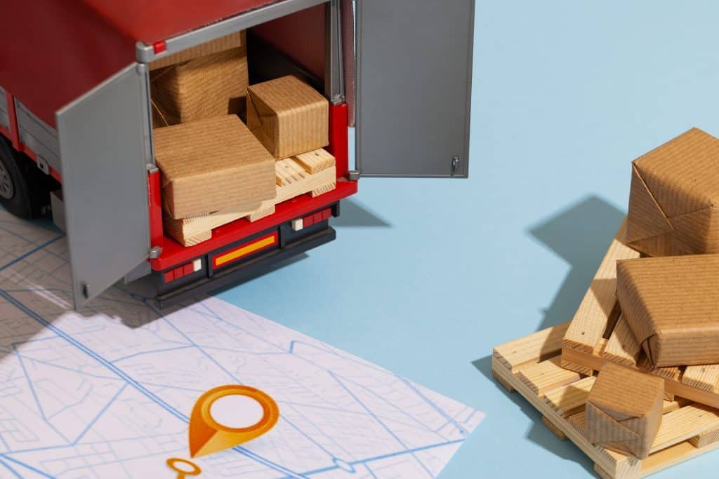 Dulces de madera empaquetados en caja de juguetes de camión de reparto.