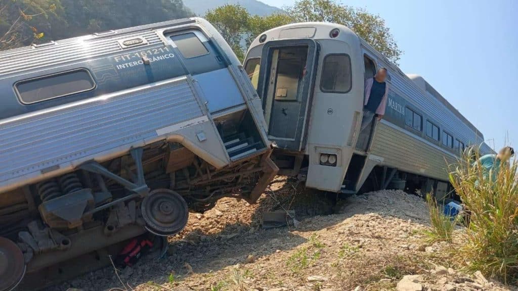 Accidente de tren en la vía, dos vagones chocados y volcados en un descuido de la vía ferré.