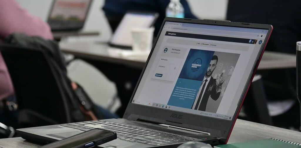 1. Computadora portátil con página web del gobierno en aula de clases.